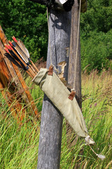 Стрелы лука, висящие в колчане 