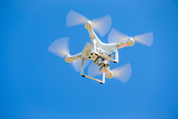Luftaufnahme - Quadrocopter fliegt