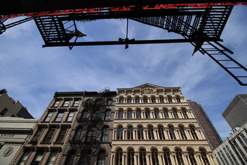 Typische New Yorker Altbauten: Blick nach oben an der Chambers Street in Lower Manhattan