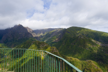 Fototapeta na wymiar Vistas de las montañas en Madeira