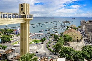 Elevador Lacerda responsável pelo transporte de pedestres entre a Cidade Alta e a Cidade Baixa em Salvador na Bahia com o Mercado Modelo e a Baía de Todos os Santos ao fundo