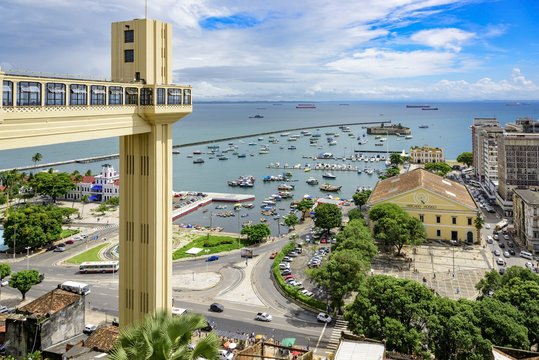 Elevador Lacerda respons&aacute;vel pelo transporte de pedestres entre a Cidade Alta e a Cidade Baixa em Salvador na Bahia com o Mercado Modelo e a Ba&iacute;a de Todos os Santos ao fundo
