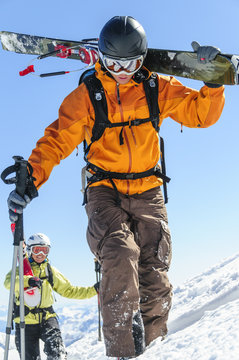 junge Skifahrer beim anstrengenden Aufstieg