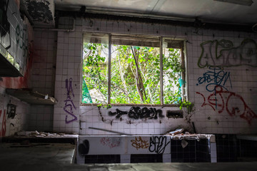 pi&egrave;ce de maison abandonn&eacute;e