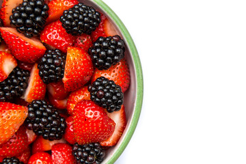 Obstsalat aus Erdbeeren und Brombeeren