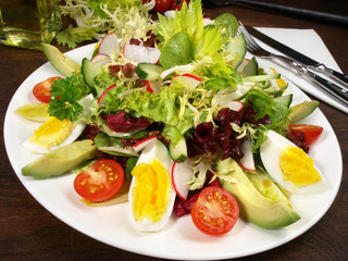Gemischter Salat mit Ei und Avocado