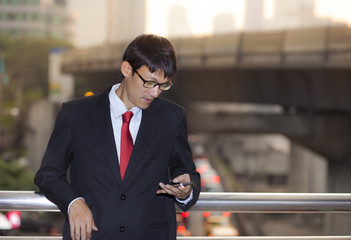 Naklejka premium Man on smart phone - young business man. Casual urban profession