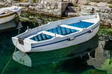 Fototapeta na wymiar Old white wooden boat