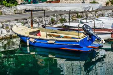 Fototapeta na wymiar Old blue boat