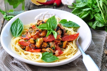 pasta with mussels, pepperoni, bacon, tomato and basil