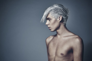 Junge mit weißen nassen Haaren