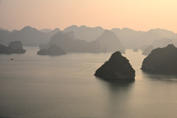 Brume sur la Baie d'Halong