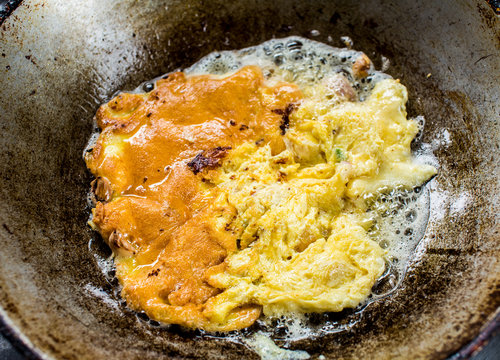frying garlic in pan