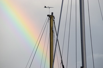 Regenbogen mit Yachtmasten