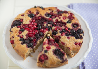 Nusskuchen mit Beeren 