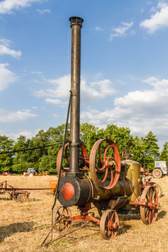 Locomobile &agrave; vapeur Soci&eacute;t&eacute; Fran&ccedil;aise de Vierzon capable d'entra&icirc;ner des engins agricoles 