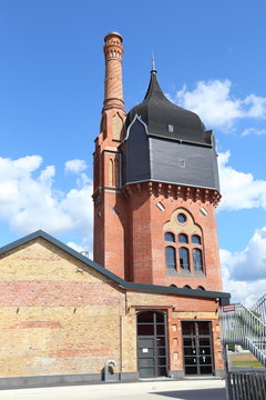 Wiesbaden, Kulturzentrum Schlachthof. Der Wasserturm und das Kesselhaus. (Juli 2015)