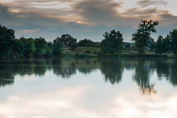 Fototapeta na wymiar Закат на сельском озере