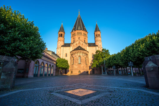 Von der Morgensonnen angestrahlter Mainzer Dom an einem Sommermorgen