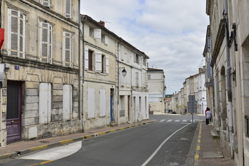 Fototapeta premium Rue typique de la ville haute de Saintes près de la basilique St-Eutrope 