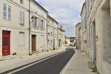 L'une des rues tranquilles de la ville haute de Saintes 