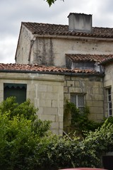 Architecture archaïque à toiture romane des vieilles bâtisses du centre historique de Saintes