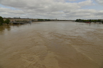 Les eaux tumultueuses et boueuses de la Garonne par l'effet de la mar&eacute;e &agrave; Bordeaux 