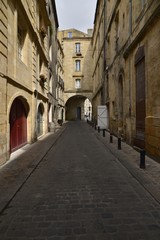 Naklejka na ściany i meble L'une ruelles de service derrière les anciens palais du front de la Garonne à Bordeaux