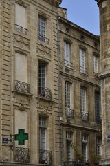 Fototapeta na wymiar Façades en style Louis XVI des anciens hôtels particuliers au centre historique de Bordeaux 