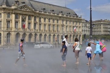 Obraz premium Vacanciers en divertissement dans la brume artificielle du Grand Miroir de Bordeaux