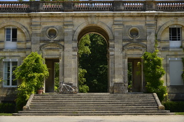 L'escalier et l'arcade de l'Orangerie du Jardin Botanique de Bordeaux
