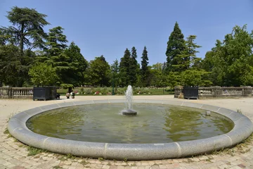 Fotobehang Fontijn Petite fontaine circulaire au Jardin Botanique de Bordeaux 