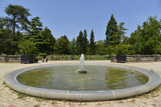 Petite fontaine circulaire au Jardin Botanique de Bordeaux 