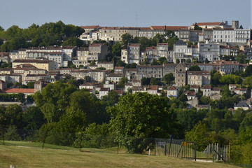 Les maisons sur le talus de la colline &agrave; Angoul&ecirc;me
