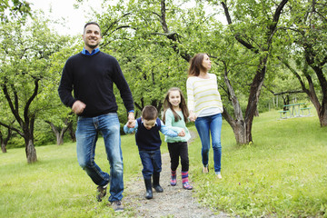 Obraz premium rodzina w lesie, wspólna zabawa