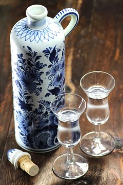 Genever in traditionellen Gläsern mit original Flasche im klassischen Delfter Blau