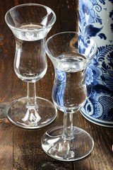 Genever in traditionellen Gläsern mit original Flasche im klassischen Delfter Blau
