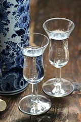 Genever in traditionellen Gläsern mit original Flasche im klassischen Delfter Blau