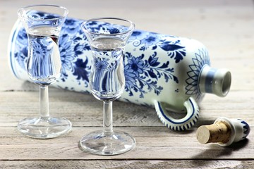 Genever in traditionellen Gläsern mit original Flasche im klassischen Delfter Blau