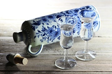 Genever in traditionellen Gläsern mit original Flasche im klassischen Delfter Blau