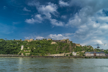 Fototapeta na wymiar Festung Ehrenbreitstein in Koblenz thront über dem Rhein