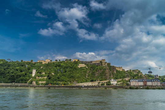 Festung Ehrenbreitstein in Koblenz thront &uuml;ber dem Rhein