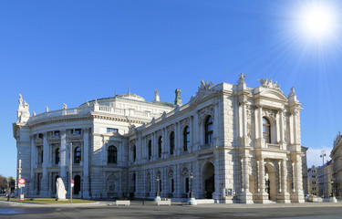 Fototapeta na wymiar Burgtheater im Sonnenlicht, Wien