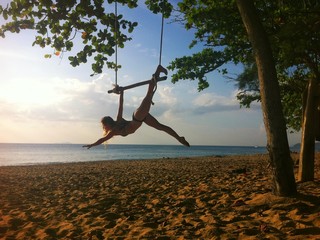 Trapez Akrobatik am Strand