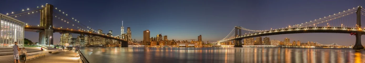 Papier Peint photo autocollant Panoramique Vue panoramique sur le pont de Manhattan, le pont de Brooklyn et les toits de Manhattan la nuit