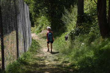 camminare su sentiero camminata donna anziana