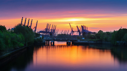Fototapeta premium Hamburg Hafen Sonnenuntergang