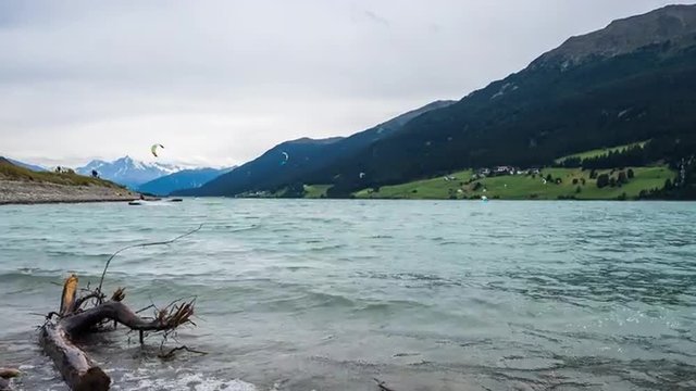 Kitesurfer am Reschensee im Zeitraffer