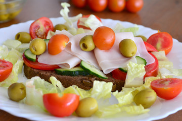 Fresh and healthy wholemeal bread with ham and vegetables