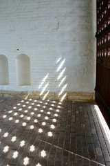 門から射しこむ光